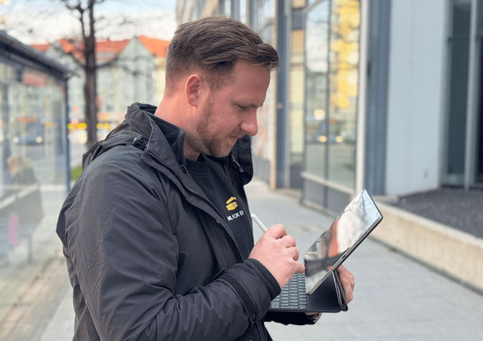 Andreas Heckl bei der Berechnung hydraulischer Abgleich
